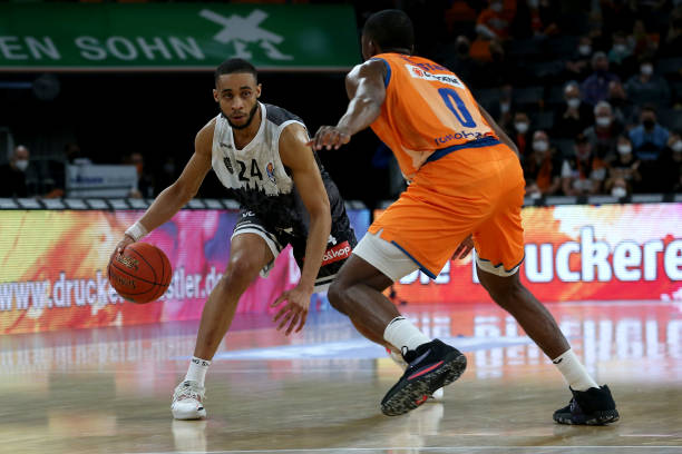 在缺少两名 在缺少两名