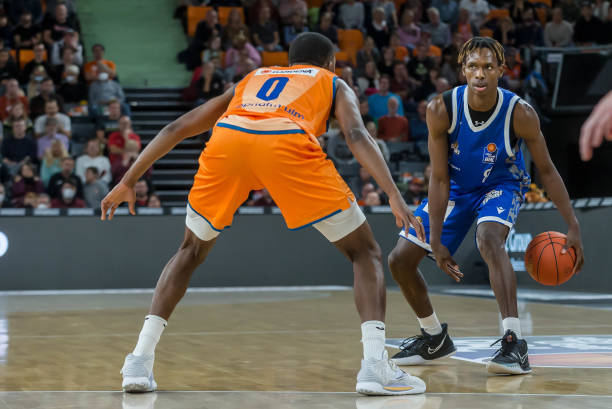 金狮奖颁给疯导演赫尔佐格：拍片敢怼灰熊战火山，83岁仍满世界拍